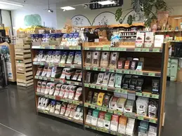 magasin-bio-biocoop-champ-libre-47-villeneuve-sur-lot-bias-rayon-chocolat-commerce-equitable-confiserie.webp