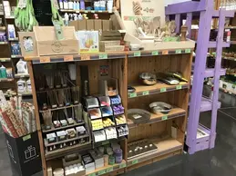 magasin-bio-biocoop-champ-libre-47-villeneuve-sur-lot-bias-rayon-encens-bougie-plats-fer-blanc-filtres-a-eau-gourdes.webp