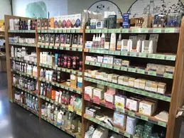 magasin-bio-biocoop-champ-libre-47-villeneuve-sur-lot-bias-rayon-savon-local-shampoing-gel-douche-hygiene.webp